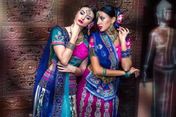Frauen in traditionellen indischen Kleidern